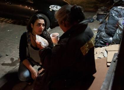 Recorridos nocturnos: la Fundación Si describe su trabajo voluntario como "artesanal y de persona a persona". Utiliza la sopa como excusa para generar un vínculo de confianza y afecto, paso previo para la intervención concreta. Los recorridos nocturnos se realizan todos los días del año, y