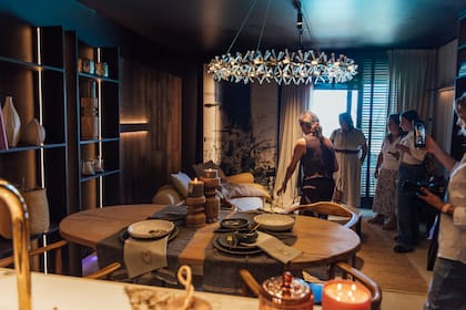 Recorriendo el departamento ambientado por Loly Albasini, celular en mano, para capturar ideas