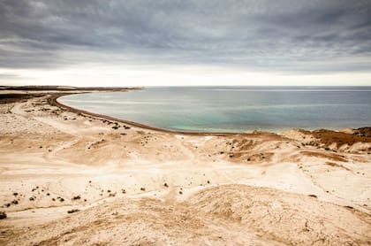 Recorriendo las dunas hacia el Cerro Avanzado, el punto más alto de la ciudad de Puerto Madryn.