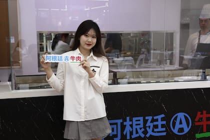 “Recorrieron el stand, periodistas de Shanghái Televisión; Youku, la plataforma de videos online líder en China (que incluye contenidos como live streaming & copyright) y; The Paper, un influyente medio online de noticias”, indicaron