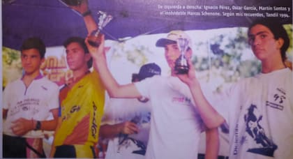 Recorte de revista que Maria Eugenia conserva con la imagen de su hermano Marcos cuando ganó un premio de Mountain Bike
