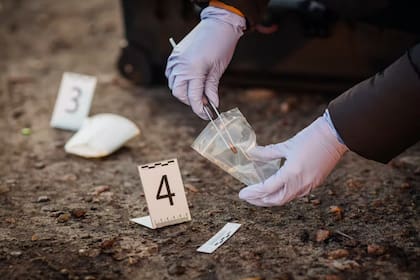 Recreación de recogida de pruebas en la escena de un crimen