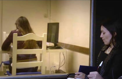 Recreación de una sesión en una cámara Gesell, herramienta utilizada en la Justicia para que chicos víctimas de abuso se sientan protegidos al declarar