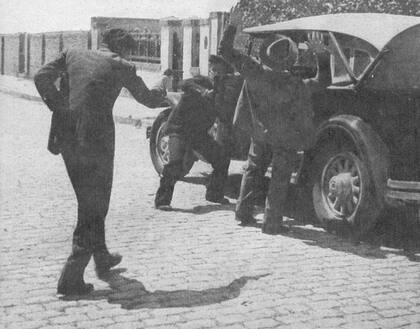 Recreación del asesinato de Juan Nicolás Ruggiero, alias Ruggierito, baleado el 21 de octubre de 1933 en Crucecita, Avellaneda