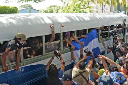 Varios jóvenes manifestantes que se escondieron en una iglesia durante una protesta contra el gobierno de Daniel Ortega regresan a Managua y son recibidos por sus familiares 