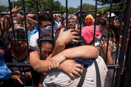 Un estudiante se abraza con su familia al llegar a la Catedral de Managua, tras abandonar la iglesia en la que se refugiaron en Masaya