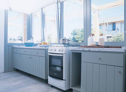 Los muebles de guardado fueron pintados en gris claro, el mismo color que se colocó en los marcos y parte de la pared lateral.