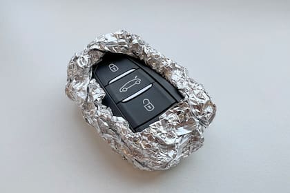 Recubrir la llave del auto con aluminio, un truco casero para evitar el bloqueo de la señal