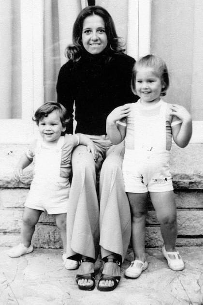 Recuerdo de un verano en Mar del Plata. María del Carmen junto a sus hijos Máxima y Martín.