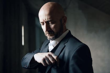 "Recuerdo la madera de la mesa donde cortaba mi abuelo. Sus manos, las agujas, la tiza. Abrir los cajones de esa mesa y encontrar dedales, hilos, reglas, tijeras y unas mantas para planchar”.