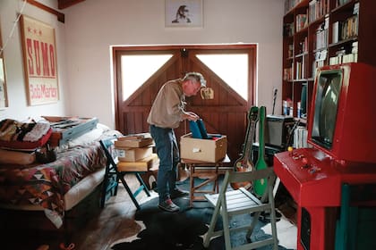 RECUERDOS Andrea posee en el refugio de su casa, que es también sala de ensayo, cajas repletas de objetos que pertenecieron a su hermano