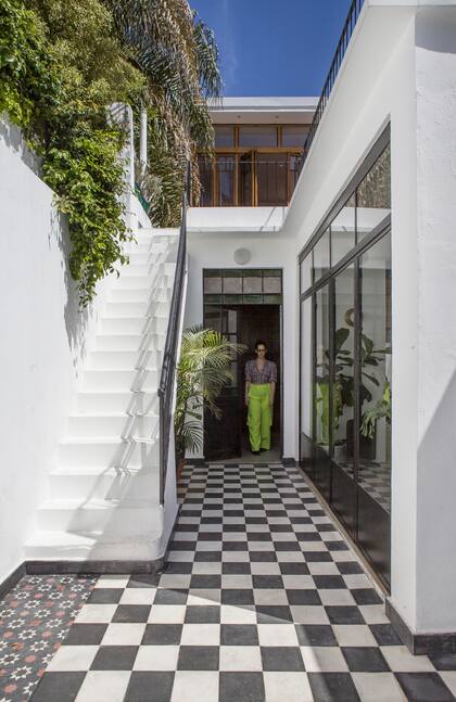 Recuperada en la obra, la puerta de vidrio repartido brinda una salida al patio desde la cocina