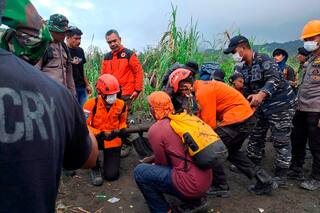 Recuperan cuerpos en un volcán de Indonesia tras una erupción que mató a tres montañeros