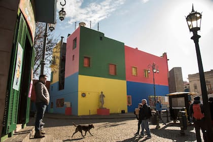 Los colores volvieron a brillar en uno de los accesos al tradicional pasaje Caminito