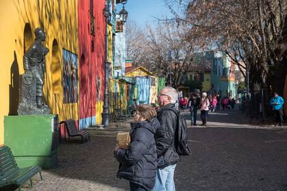 Miles de turistas pasean por la zona de Caminito todos los días, especialmente los fines de semana