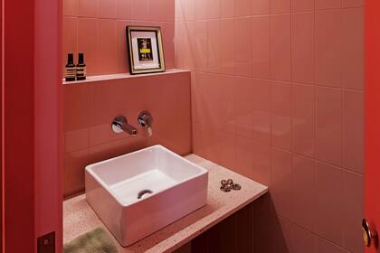 Recursos de buen diseño en el toilette de este departamento del Borne barcelonés.