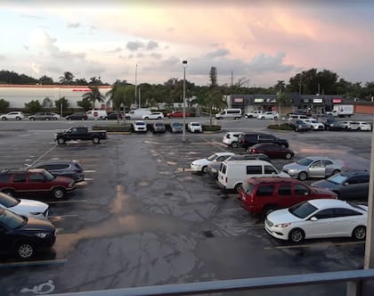 Red Bird tiene un estacionamiento grande para todos sus usuarios de Miami