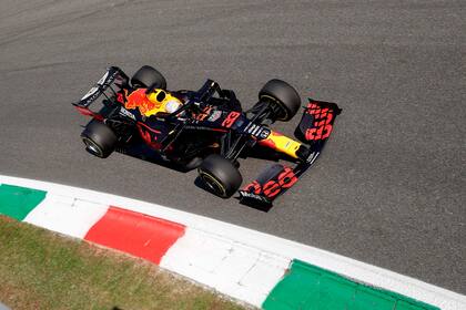 Max Verstappen tuvo inconvenientes luego de quedar haciendo trompos en una curva y estuvo 25 minutos sin girar