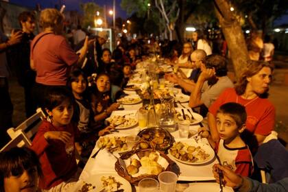 Red solidaria organizó una cena para personas en situación de calle en Munro