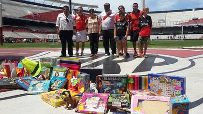 La Directora de la Escuela Técnica Nº 2 de Concordia participa junto a socios de River en la colecta de juguetes para los niños evacuados