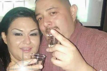 Mayra y su esposo en una fotografía de 2017