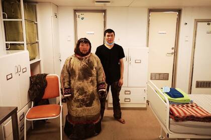 La tripulación del rompehielos encontró a los pescadores y los subió a bordo. Se les ofreció una muda de ropa abrigada y comida