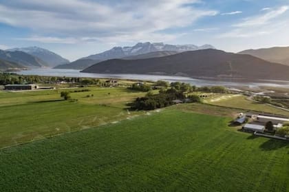 Redford compró su primera propiedad en Utah en 1963; sin embargo, compró y vendió numerosas viviendas en el estado en los años posteriores, incluida una impresionante finca conocida como Horse Whisper Ranch, que puso a la venta en 2021