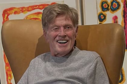Redford delante de algunas de las obras de arte abstracto de su mujer, con quien vivía en su rancho de Utah