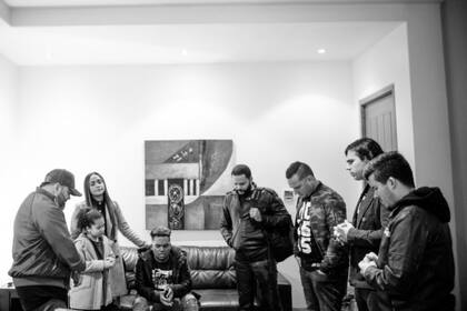 Redimi2, uno de los mayores exponentes de la música urbana cristiana, antes de subir al escenario, junto a sus músicos, su hija y a su esposa, que también es su manager