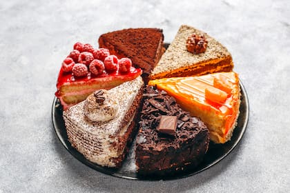 Reducir los antojos de azúcar no implica eliminar completamente los alimentos dulces, sino aprender a controlar su consumo