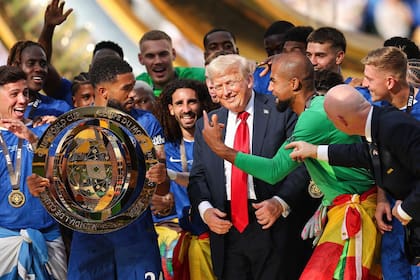 Reece James y Robert Sánchez le habrían consultado a Trump si podían alzar el trofeo a su lado, dado que este no se movió del escenario