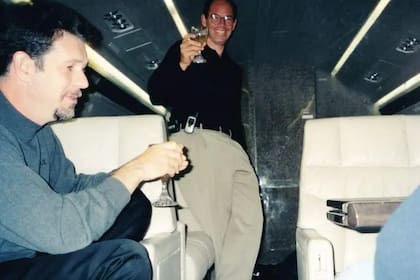 Reed Hastings, a la izquierda, y Marc Randolph celebran en un avión después de la salida a bolsa de Netflix el 23 de mayo de 2002.