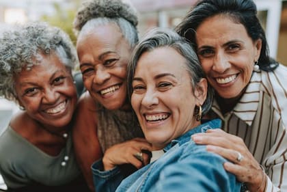 A medida que las mujeres se acercan a la menopausia, sus niveles de estrógenos fluctúan y disminuyen.