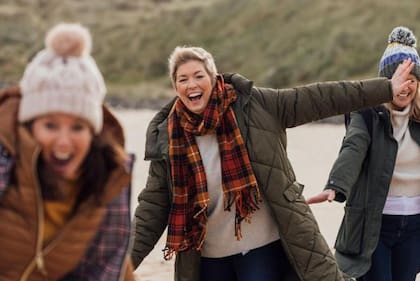 El estrógeno tiene muchas funciones: ayuda a regular los ciclos menstruales, contribuye a la fortaleza de los huesos e influye en la temperatura de nuestra piel.