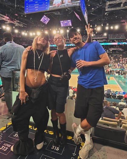 Reencuentro de Casi Ángeles en París: Attias, Rochi Igarzábal y Victorio D’Alessandro vieron juntos los Juegos Olímpicos (Foto: Instagram @emilia_att)