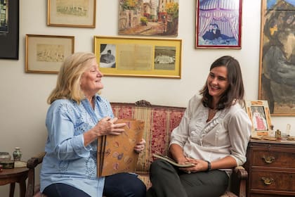 Reencuentro entre risas de Luisa Zuberbuhler y Soledad Gil, la primera directora y la actual.