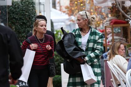 Reese Witherspoon aprovechó su salida para comprar los regalos de Navidad. La actriz fue al centro comercial Pacific Palisades con una amiga y no paró de charlar y divertirse durante el paseo