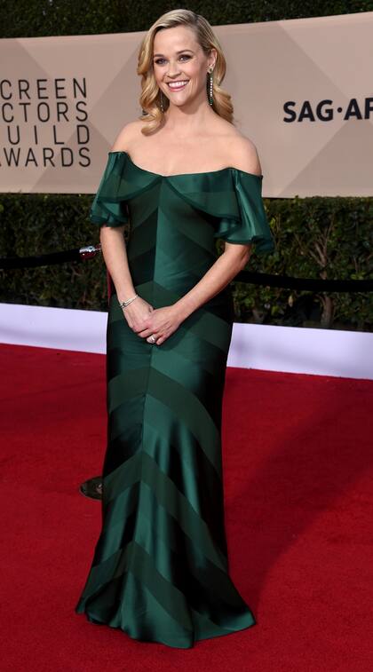 Reese Witherspoon, una de las actrices con mayor visibilidad en estos tiempos del #MeToo, con un vestido verde esmeralda de Zac Posen 