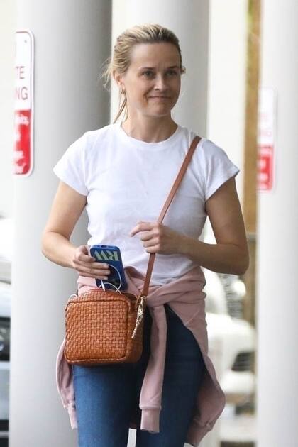 Reese Witherspoon, de buen humor, el lunes pasado mientras se dirigía a un salón de manicura en Nashville 