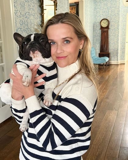 Reese Witherspoon es una de las orgullosas poseedoras de un bulldog francés que suele aparecer en sus publicaciones de Instagram