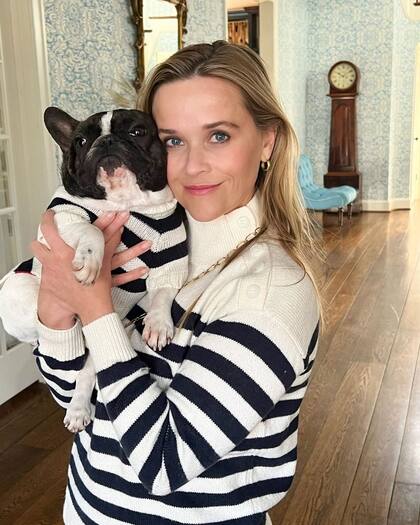 Reese Witherspoon es una de las orgullosas poseedoras de un bulldog francés que suele aparecer en sus publicaciones de Instagram