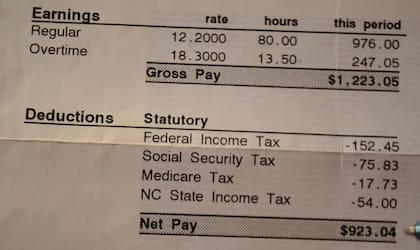 Referencia de un cheque de pago semanal donde se desglosan los impuestos retenidos a un trabajador en North Carolina