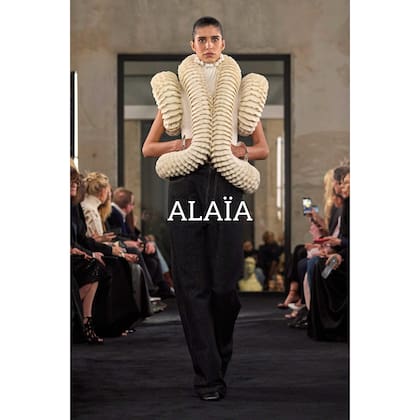 Referente de las modelos argentinas que desfilan en París, Mica Argarañaz en la pasarela de Aläia