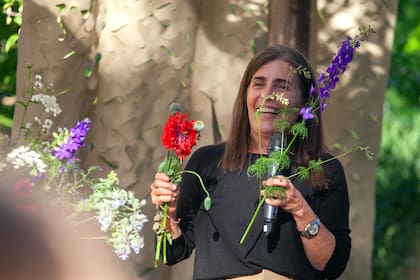 Referente indiscutida del paisajismo argentino, Clara mostrando posibles combinaciones en los canteros.