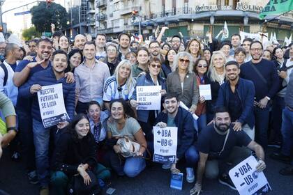 Referentes de la Coalición Cívica, durante la marcha por las universidades nacionales