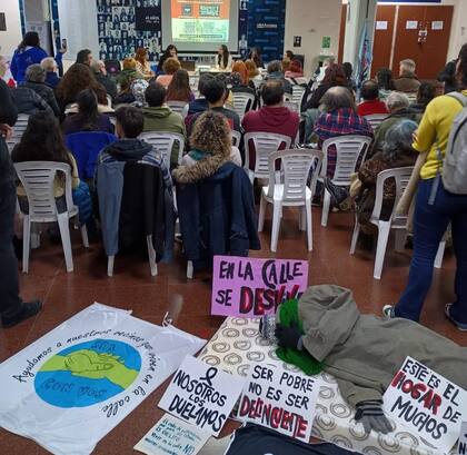 Referentes de organizaciones sociales, investigadores y personas en situación de calle estuvieron presentes durante la difusión del tercer Registro Unificado de Violencias en la Facultad de Psicología de la UBA (gentileza)