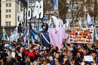 Referentes del PJ y militantes esperan por el discurso en la Plaza de Mayo