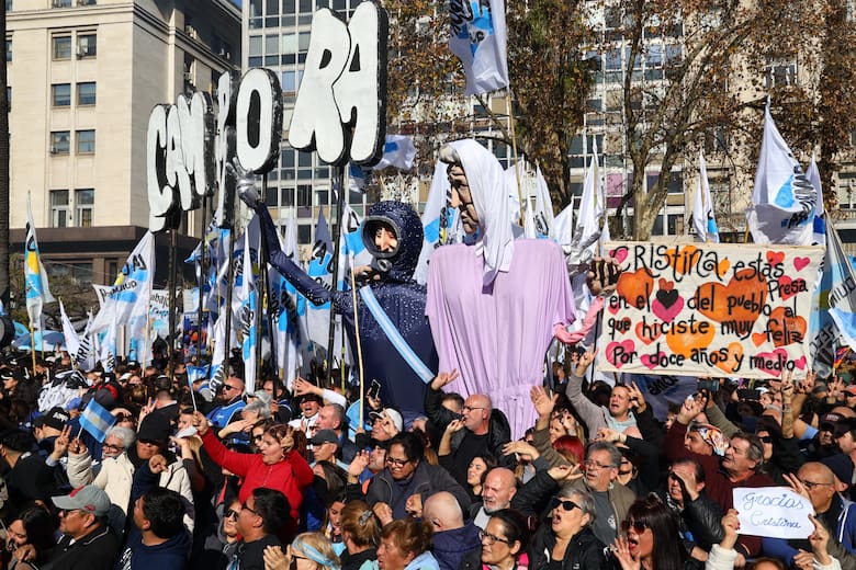 Referentes del PJ y militantes esperan por el discurso en la Plaza de Mayo
Hernán Zenteno - LA NACION