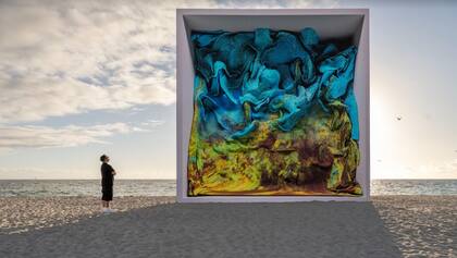 Refik Anadol con su obra "Machine Hallucinations: Coral" en la playa del Faena Hotel