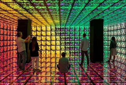 Refik Anadol convirtió una habitación de Casa Batlló, en Barcelona, en un cubo caleidoscópico en el que se suceden imágenes formadas con inteligencia artificial a partir de la mayor biblioteca digital disponible sobre Antoni Gaudí